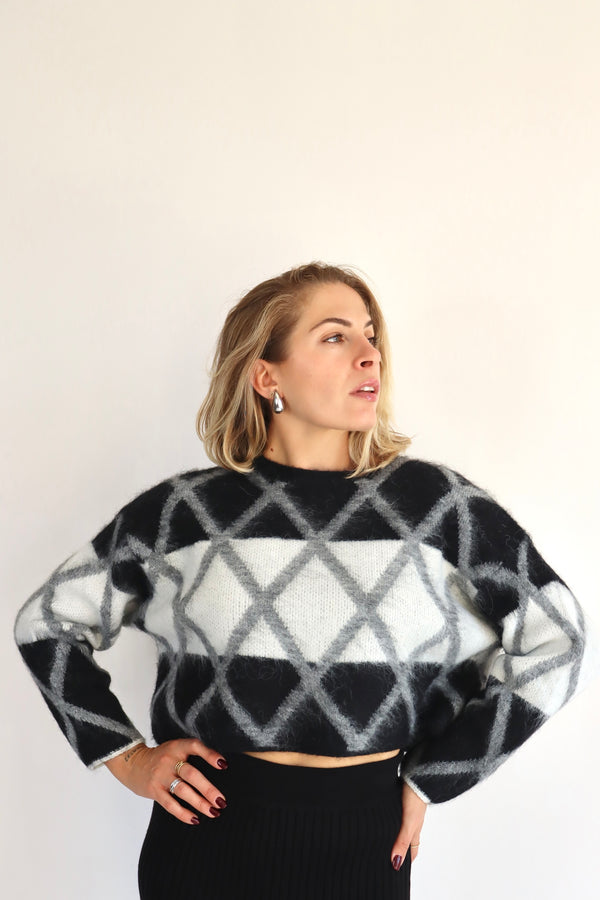 MOLLY BRACKEN Maglione crop a rombi grigi