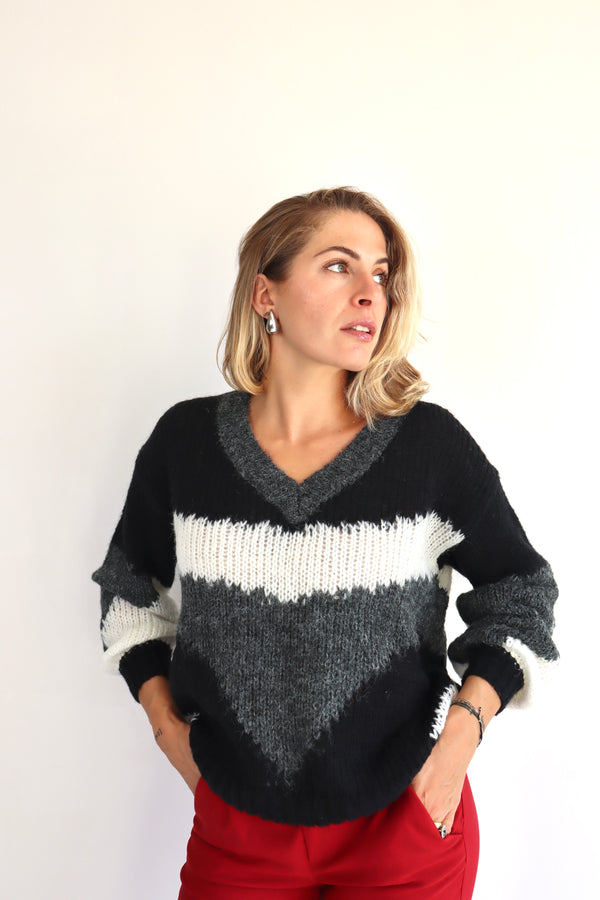 MOLLY BRACKEN  Maglione a righe grigio e nero con scollo a V