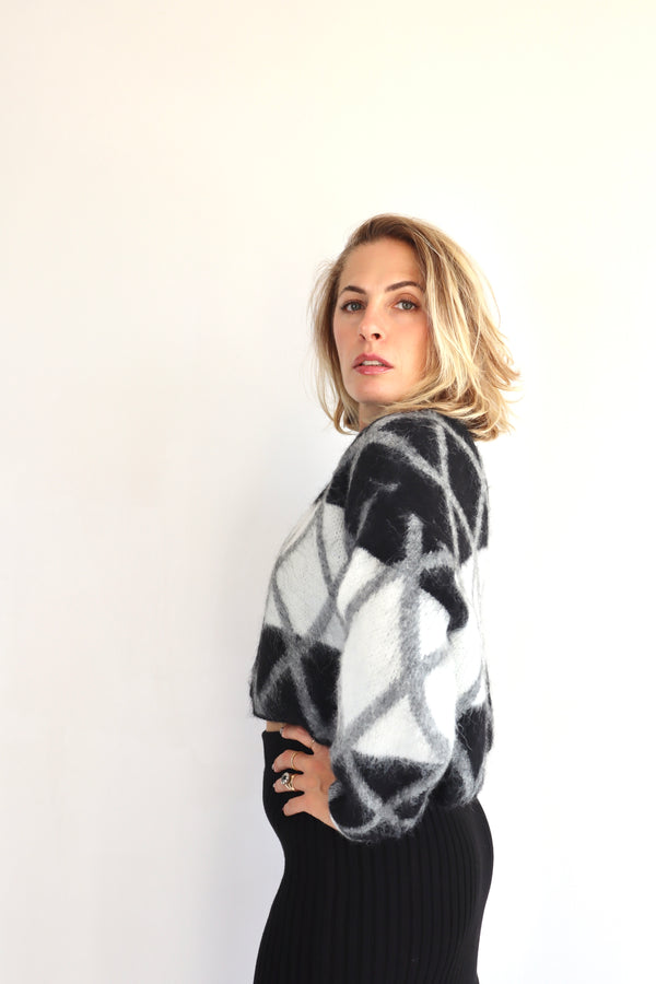 MOLLY BRACKEN Maglione crop a rombi grigi