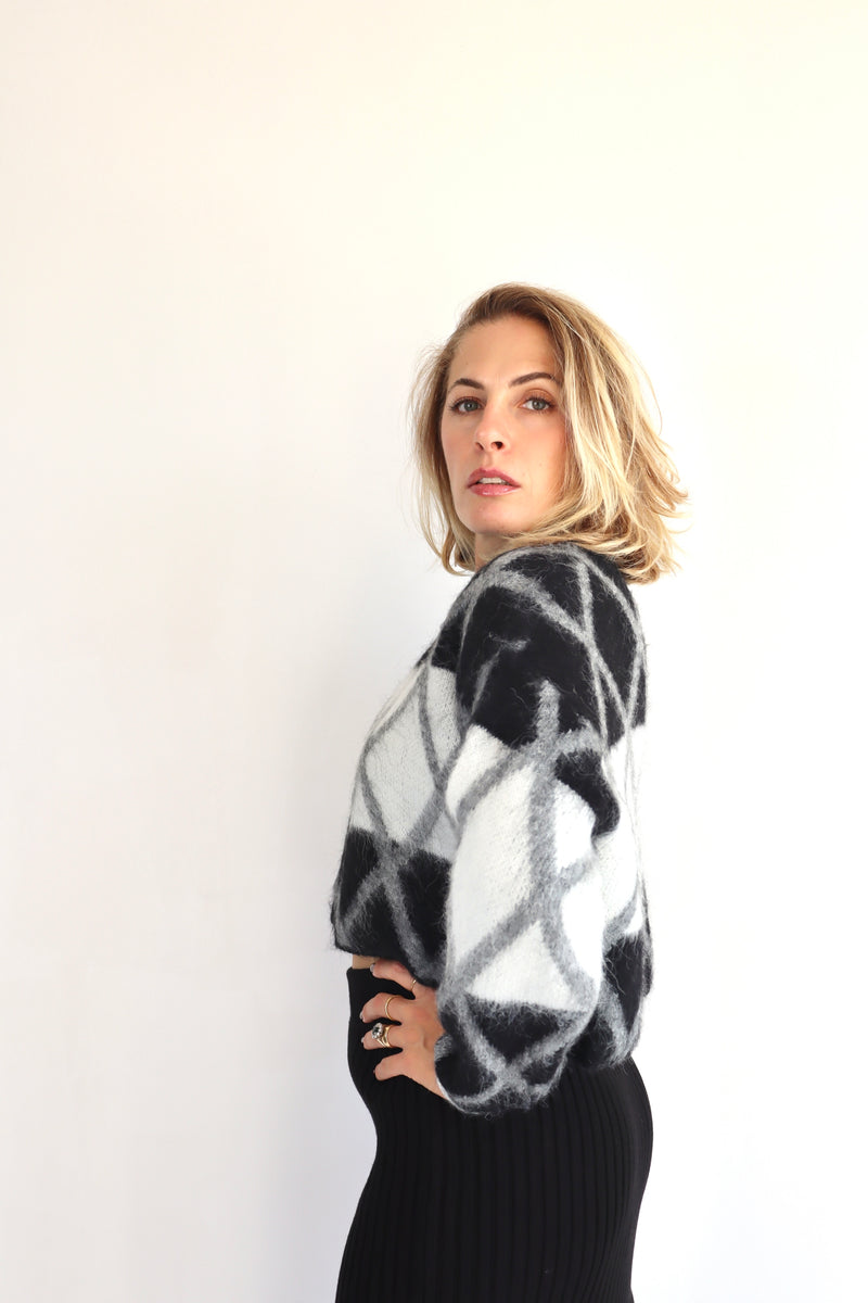 MOLLY BRACKEN Maglione crop a rombi grigi