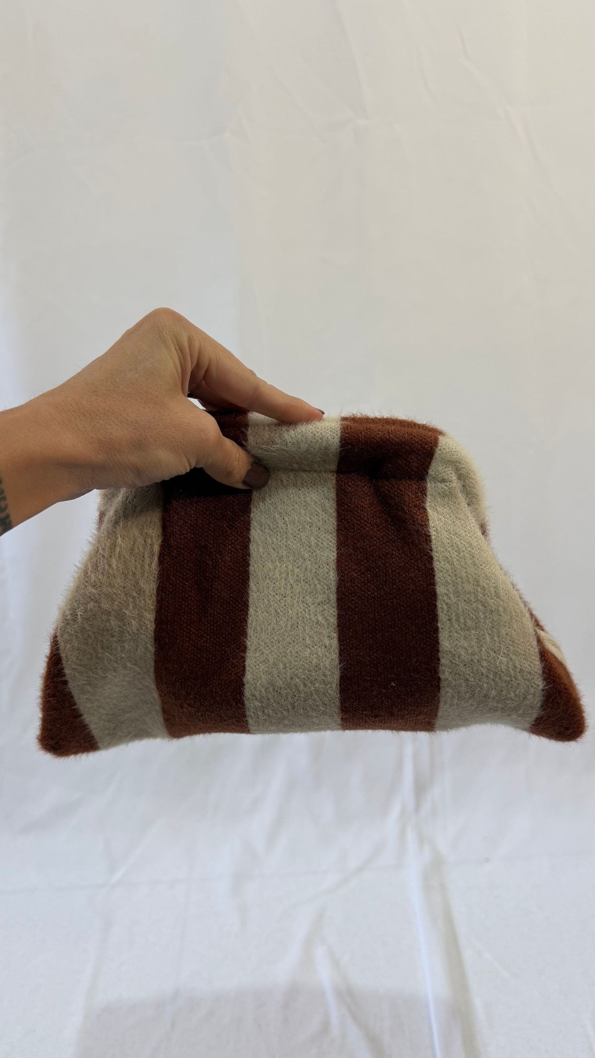 Clutch a righe Safe Concept Store