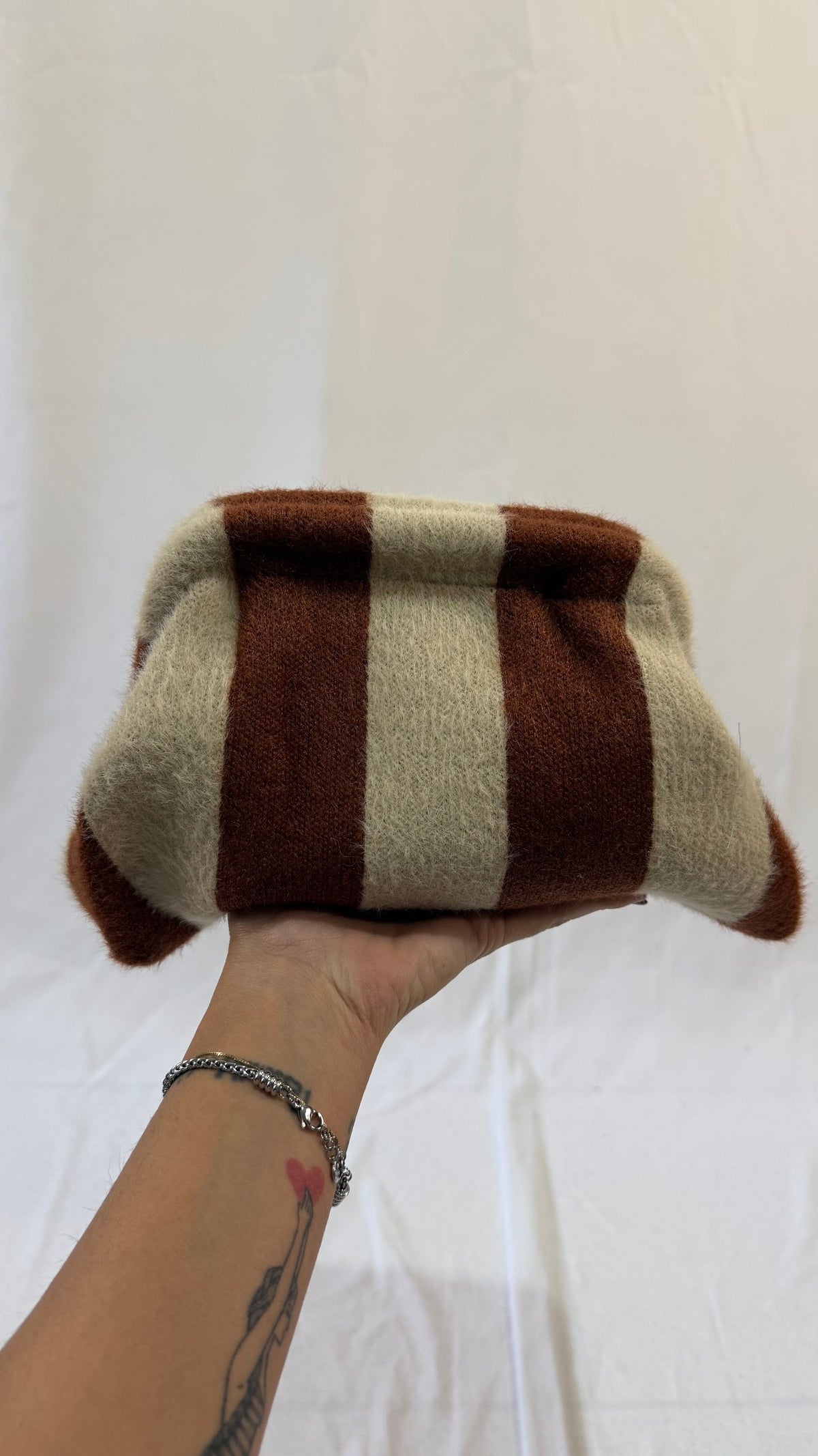 Clutch a righe Safe Concept Store